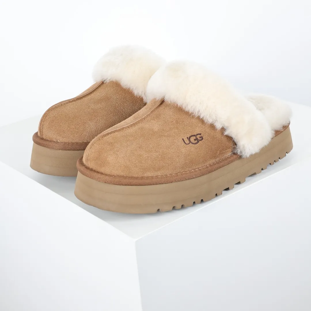 Pick up locally 💰520, the core recommendation is good price UGG Coquette three-layer thickened lazy slippers, popular Xiaohongshu style, Henan Longfeng leather production, sheepskin and wool integration, top quality in the market, 2-3 cm cashmere insole, keeping warm in winter, suitable for home use. In the new year, uug launched a style series, which is partially geared towards the preferences of young consumers, and has also been at the forefront of fashion trends. Shoe body material, water-repellent coated suede upper 17mm UGGPURE™ implanted wool insole Lightweight non-slip comfortable rubber outsole With brand LOGO Trademark Comes with full packaging Size: 35 36 37 38 39 40
